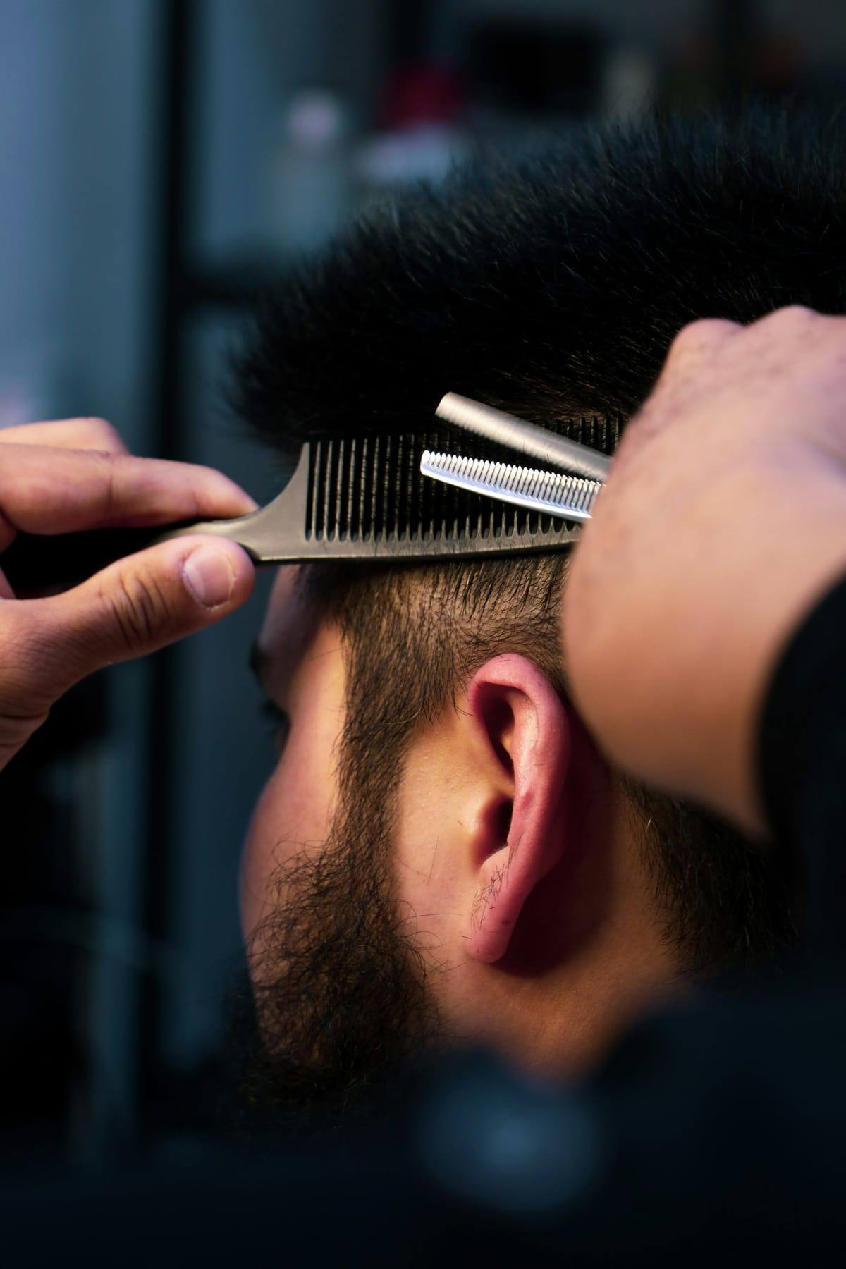 Comb and thinning shears lifting hair